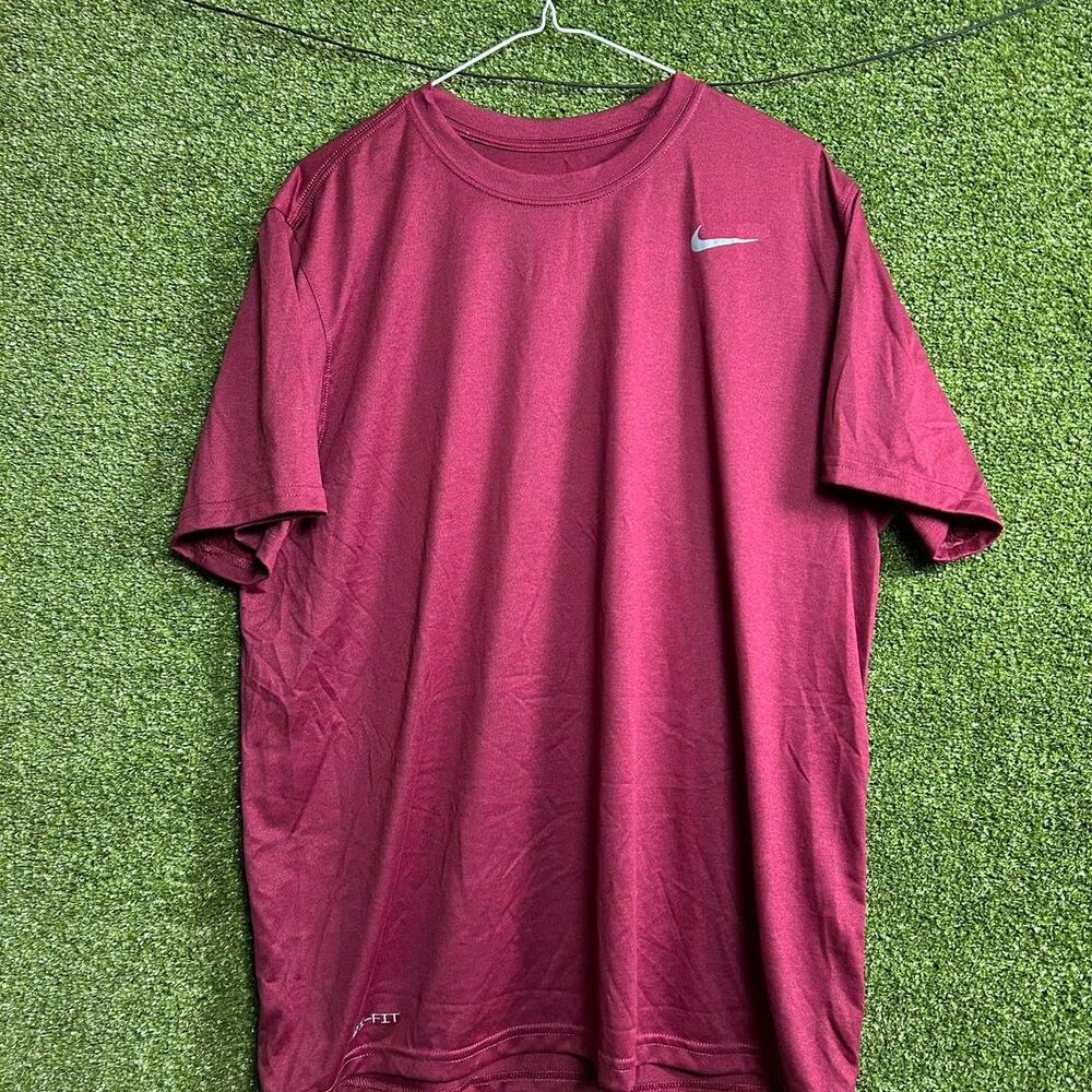 Nike Men's Burgundy and Red T-shirt